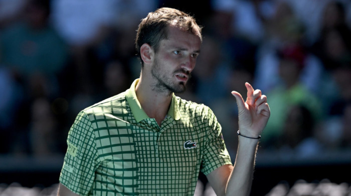 Brodolom Medvedeva u Melburnu: Tijen obrisao patos sa ruskim teniserom