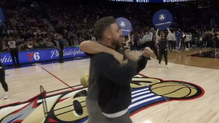 Gledalac obeležio veče u NBA ligi: Pogodio sa pola terena i zaradio ogroman novac (VIDEO)