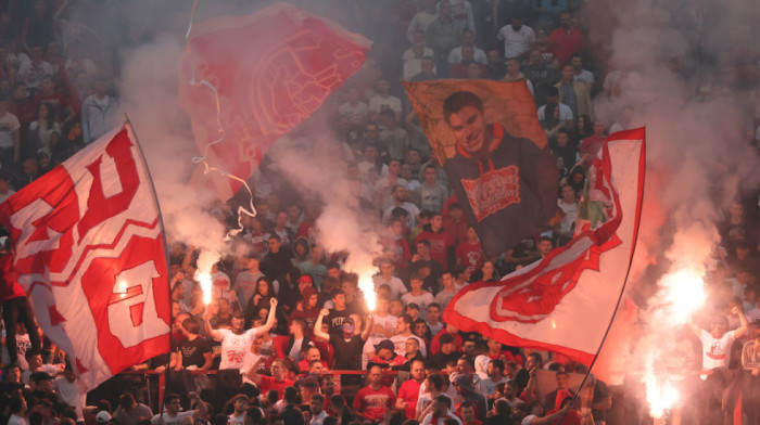 Huligani ostavili skandalozan transparent na ogradi bolnice u kojoj su Srbi posle napada "torcide"