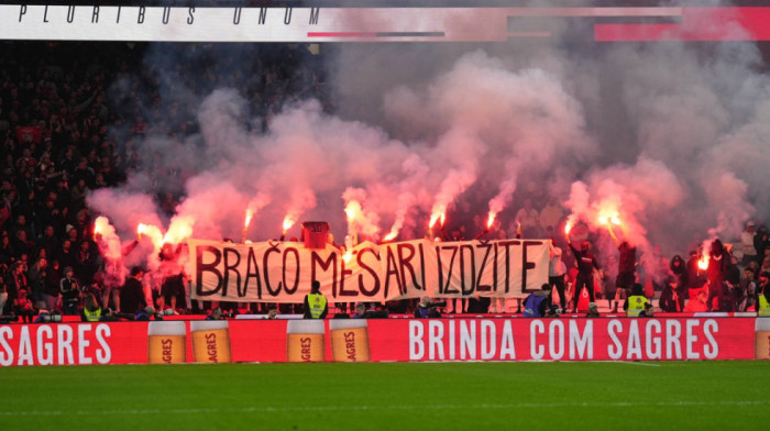 Bolesnici: Skandalozan transparent navijača Benfike na srpskom posle tuče u Tuzli