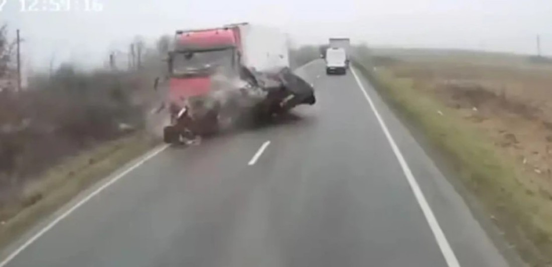 (UZNEMIRUJUĆE) Pojavio se snimak pogibije navijača PAOK-a, vozilo razneto u paramparčad!