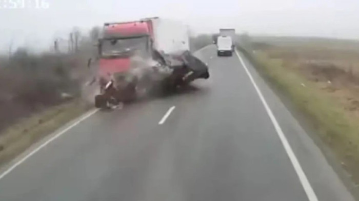 (UZNEMIRUJUĆE) Pojavio se snimak pogibije navijača PAOK-a, vozilo razneto u paramparčad!