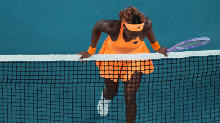 Mislila da je kamera ne snima - Amerikana iskalila bes nakon debakla (VIDEO)