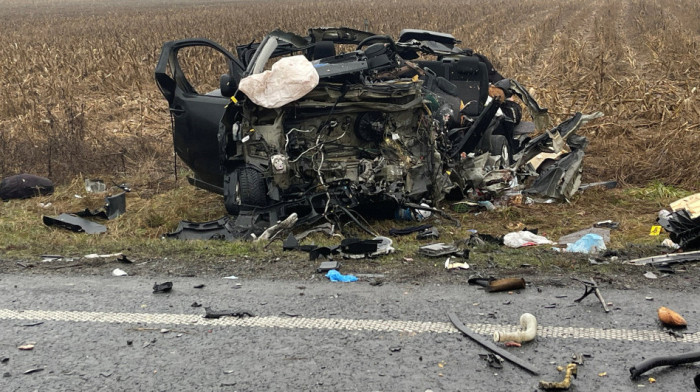 (VIDEO) Jezivi snimci sa mesta nesreće: U ovom kombiju su stradali navijači PAOK-a, vozilo potpuno smrskano