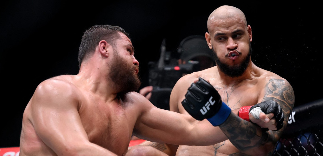 Zastrašujuća tuča teškaša: Razorni udarci, koleno u jetru, laktovi... (VIDEO)