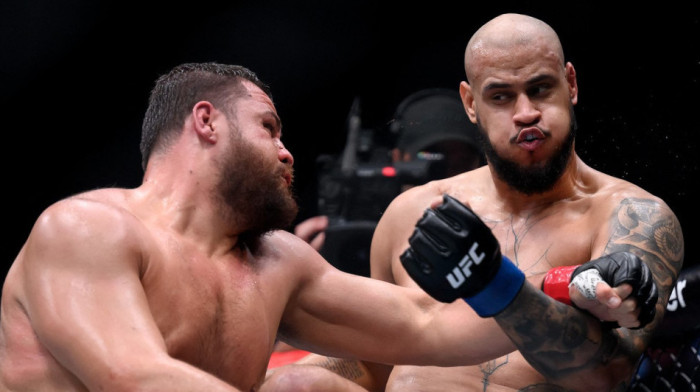 Zastrašujuća tuča teškaša: Razorni udarci, koleno u jetru, laktovi... (VIDEO)