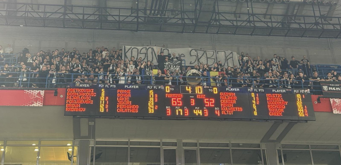 (FOTO) Grmelo je u Areni: "Kosovo je Srbija“ – Rumuni dobili ovacije Partizanovih navijača