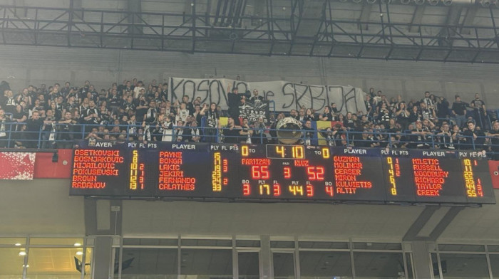 (FOTO) Grmelo je u Areni: "Kosovo je Srbija“ – Rumuni dobili ovacije Partizanovih navijača