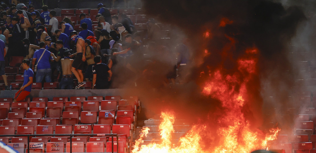 Haos u Čileu: Navijači zapalili tribine zbog uprave, meč hitno prekinut (VIDEO)