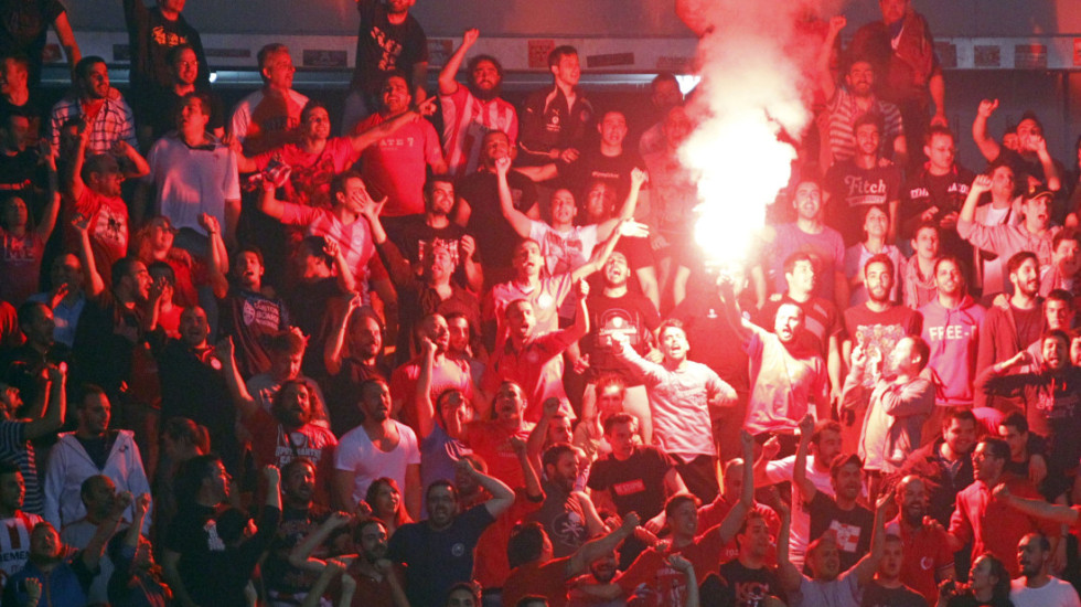 (VIDEO) Da se naježiš - Crveno-beli odali počast tragično stradalim navijačima PAOK-a