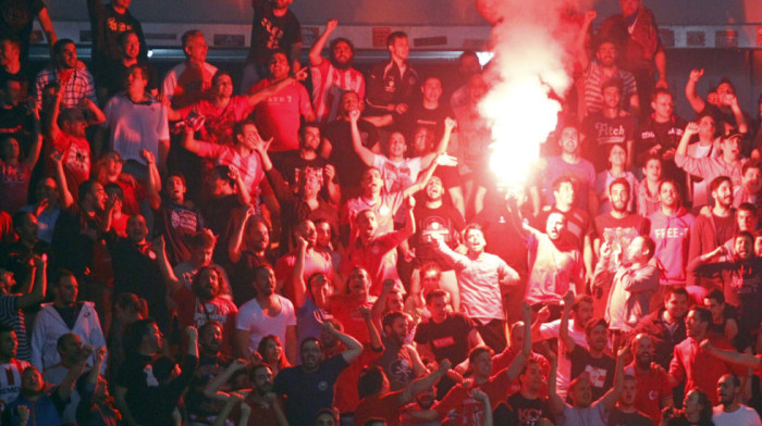 (VIDEO) Da se naježiš - Crveno-beli odali počast tragično stradalim navijačima PAOK-a