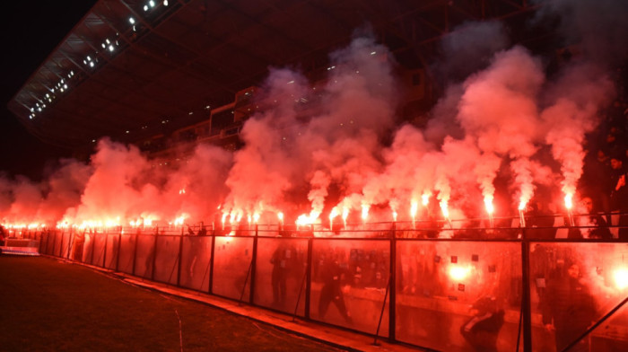 Emotivno na "Tumbi": Crveno nebo iznad Soluna, bakljada u čast poginulih navijača PAOK-a (VIDEO)