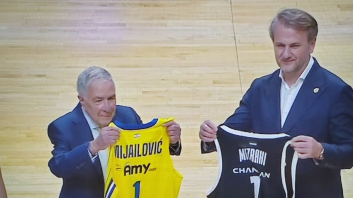 Ostoja Mijailović na meču Partizana - Dočekan poklonima i aplauzima