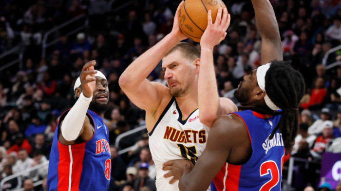 Uhvatio Jokića za međunožje: Srbin pao na parket u bolovima, podlim potezima se služe (VIDEO)