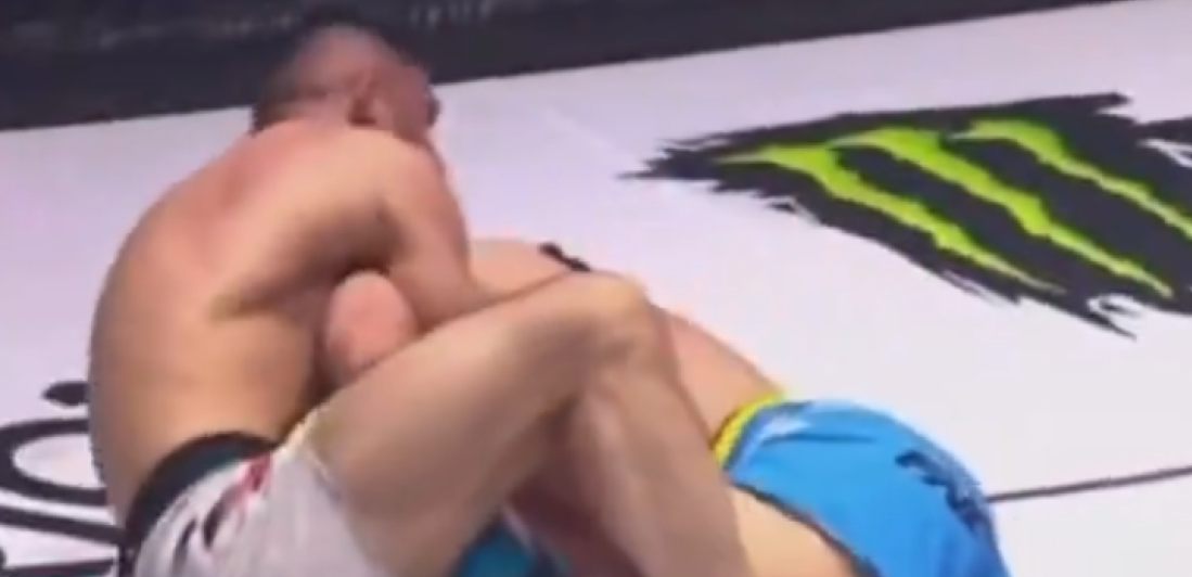 Monstruozan potez obišao svet: Bacio ga je na pod i umalo ugušio (VIDEO)