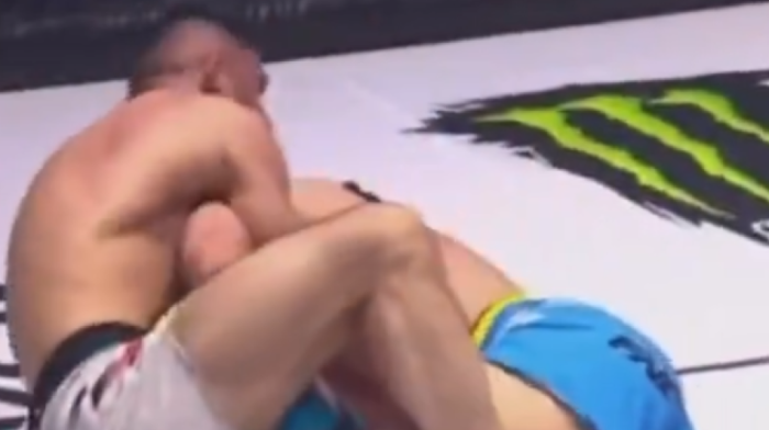 Kakva dominacija: Tadžikistanac brutalnim potezom umalo ugušio Čečena (VIDEO)