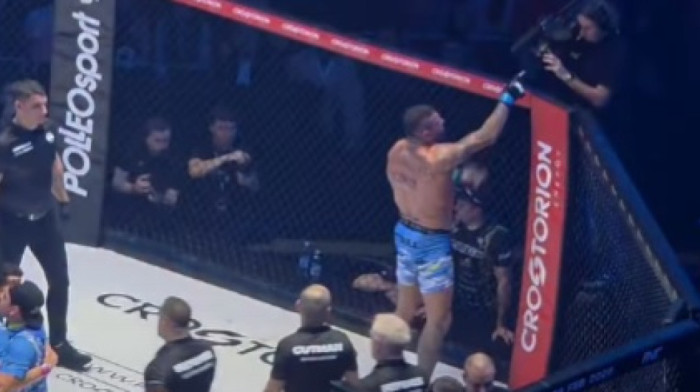 Šta radi ovaj čovek?! Prebio Hrvata za titulu, mahao srednjim prstom, pa udario kameru (VIDEO)