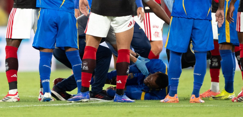 Jezive scene: Igrač iz čista mira pao kao pokošen, stadion zanemeo od straha (VIDEO)