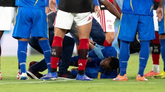 Jezive scene: Igrač iz čista mira pao kao pokošen, stadion zanemeo od straha (VIDEO)