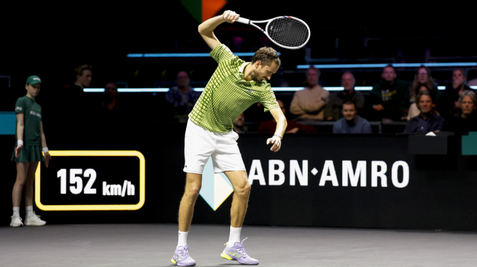 Rus potpuno izgubio kompas - Medvedev opet divljao na terenu, šutirao reklame... (VIDEO)