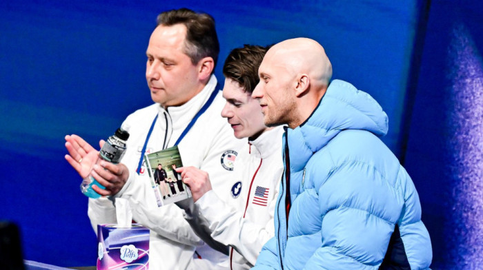 Prizor koji tera suze na oči: Roditelji mu stradali u jezivoj nesreći, na OI se pojavio sa njihovom slikom