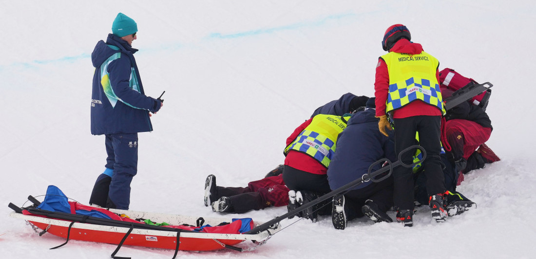 (VIDEO) Gledajte na sopstvenu odgovornost: Stravičan pad Kineskinje, helikopter je hitno prevezao u bolnicu