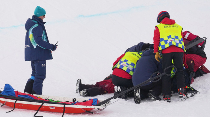 (VIDEO) Gledajte na sopstvenu odgovornost: Stravičan pad Kineskinje, helikopter je hitno prevezao u bolnicu