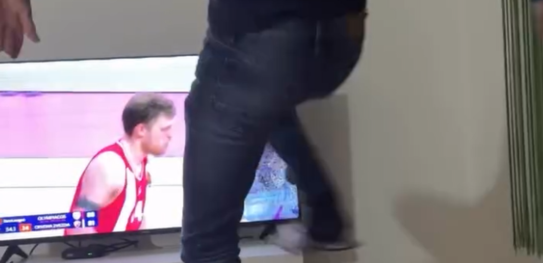 Revoltirani navijač Zvezde razlupao televizor: Prvo ga gađao limenkom, pa dokusurio nogom (VIDEO)