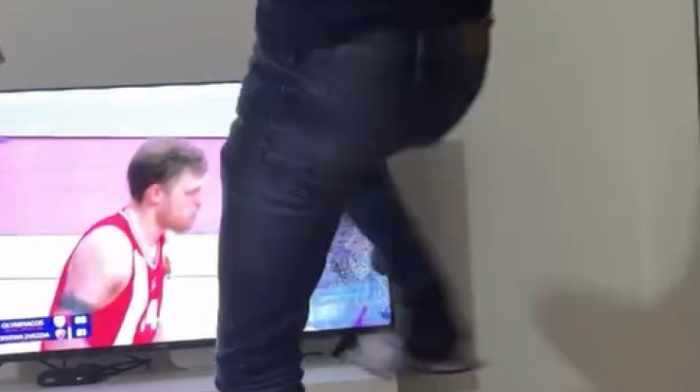 Revoltirani navijač Zvezde razlupao televizor: Prvo ga gađao limenkom, pa dokusurio nogom (VIDEO)