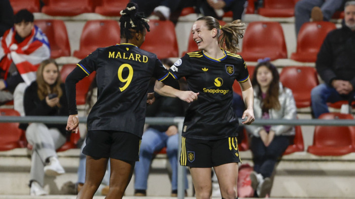 So na ranu: Fudbalerke Junajteda se rugaju navijaču koji se skoro 500 dana nije ošišao!