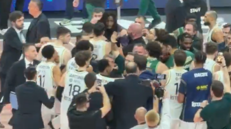 Opšta tuča u Atini: Lesor uleteo na parket i izazvao haos (VIDEO)