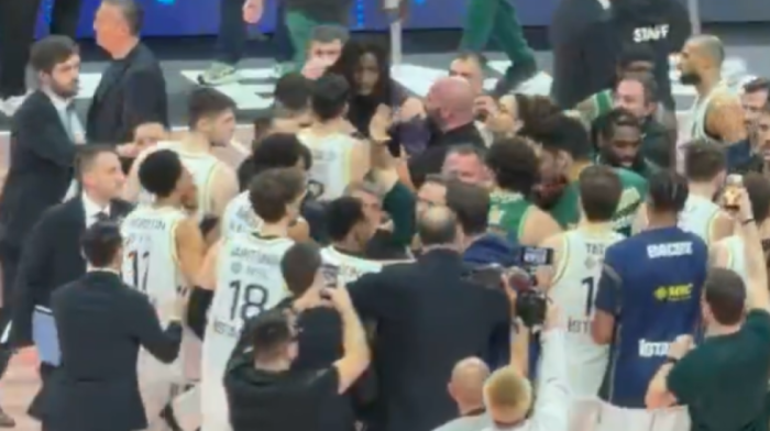 Opšta tuča u Atini: Lesor uleteo na parket i izazvao haos (VIDEO)