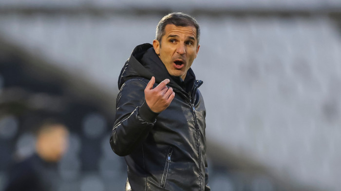 Navijači Partizana teraju trenera, osuli drvlje i kamenje po Stojakoviću, udarili i po upravi