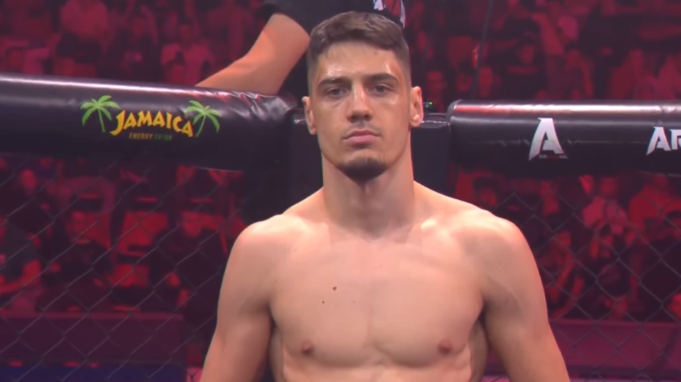 Brutalan početak za srpske borce! Todorović ugušio protivnika i zapalio "Pionir"! (VIDEO)