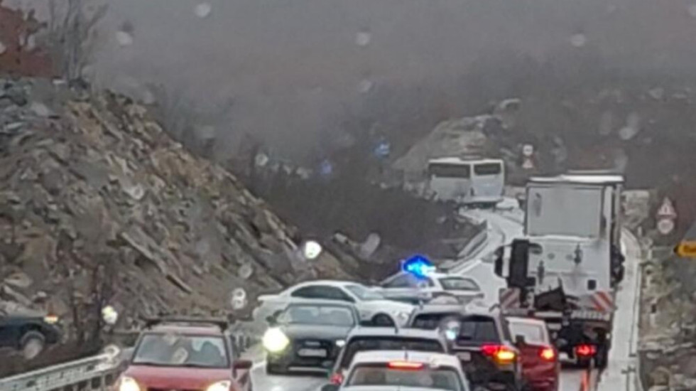 Stravična nesreća! Autobus sa fudbalerima učestovao u sudaru: Poginula jedna osoba