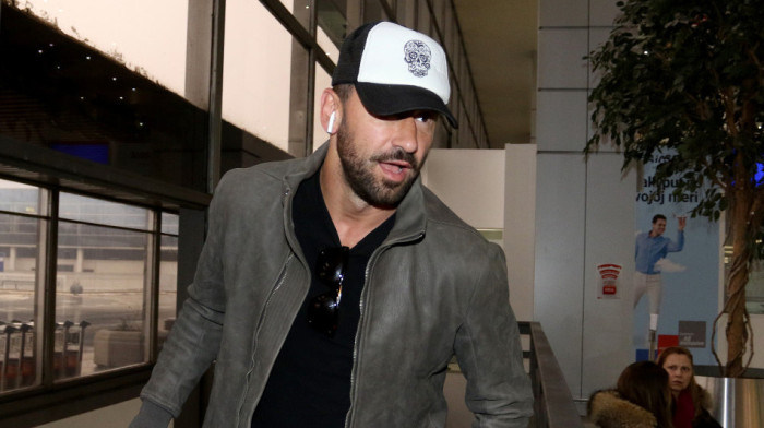 Marko Jarić ima novu devojku: Ova lepotica mu sedi u krilu, ne skida osmeh sa lica (FOTO)