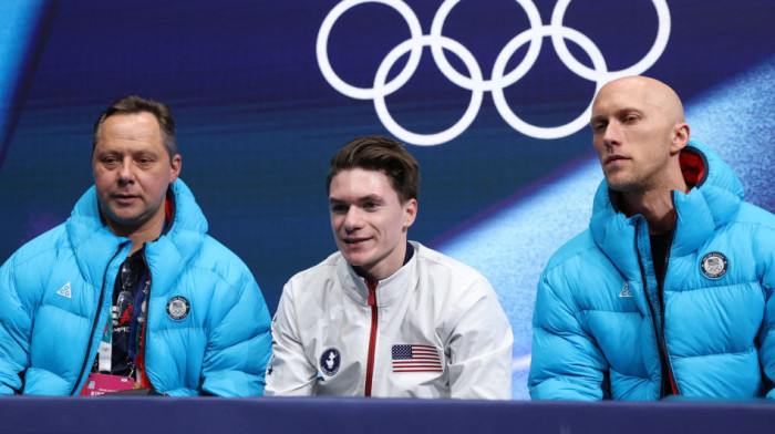 Ovo još niste videli: Trener vodi 16 sportista iz 13 zemalja, snimak kako menja jakne obišao planetu