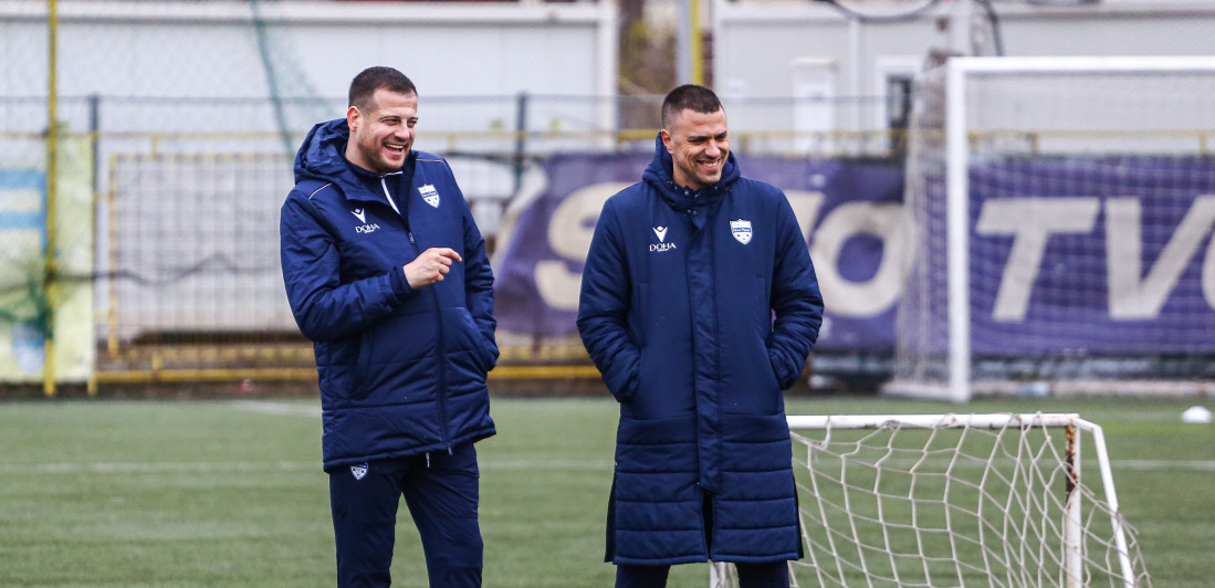 Žurka u Pazaru: Lalatović debitovao pobedom, pa slavio sa navijačima (VIDEO)