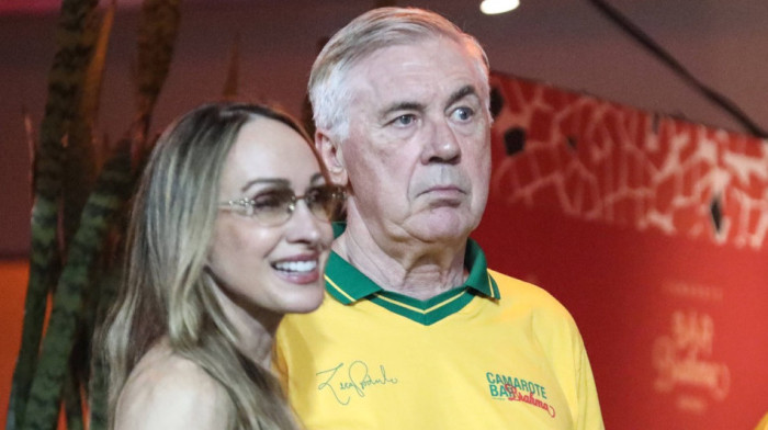 Don Karlo uhvaćen na karnevalu: Anćelotija ljube tri cice istovremeno! (FOTO)