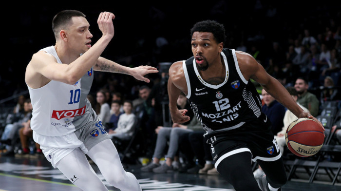 Dobra košarka u Areni: Bolji početak Partizana, Kalates sve vidi