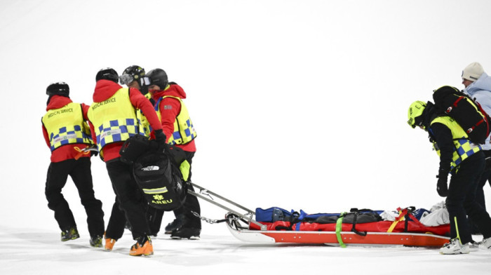 (VIDEO) Krvav i na nosilima hitno prebačen u bolnicu: Jeziv pad finskog skijaša, nepomično ležao na snegu
