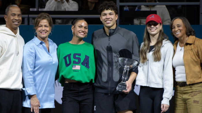 Fuuuuj... Ben Šelton poljubio devojku, ona potezom zgrozila svet (VIDEO/FOTO)