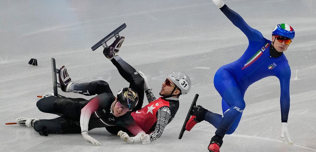 Zadnjicom u istoriju: Italijan posle haosa na ledu došao do medalje na neviđen način (VIDEO)