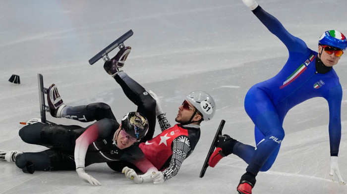 Zadnjicom u istoriju: Italijan posle haosa na ledu došao do medalje na neviđen način (VIDEO)