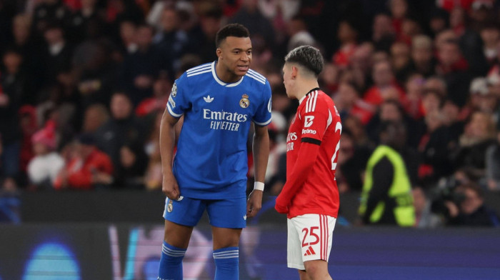 Majmune, majmune, majmune... Mbape osuo drvlje i kamenje po "igraču 25“: Izbacite ga