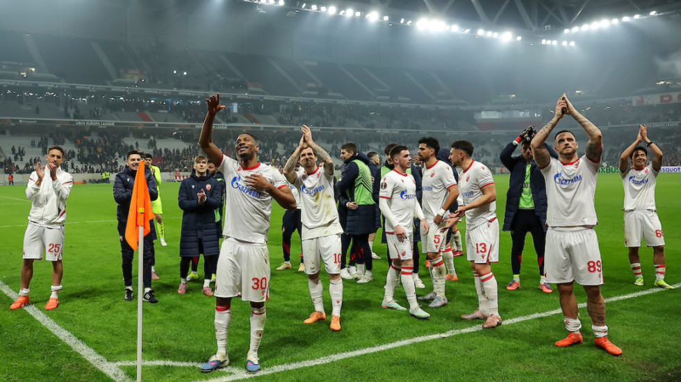 Ludnica u Lilu: Fudbaleri Zvezde sa navijačima slave veliku pobedu (VIDEO)