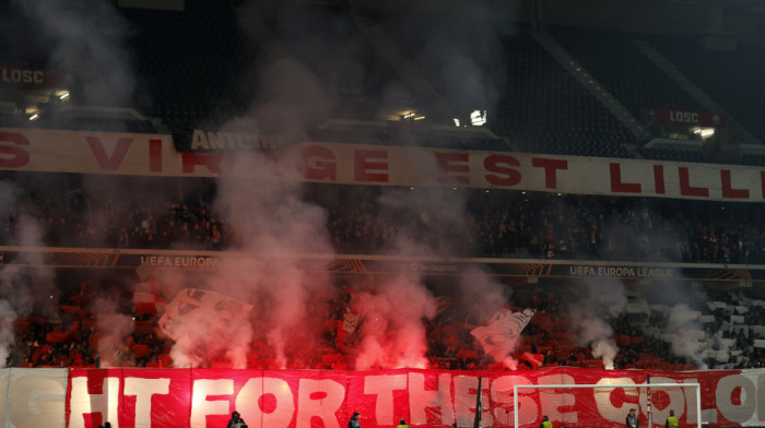 Zvezda izazvala haos u Lilu: Navijači bakljama zatrpali teren (VIDEO)