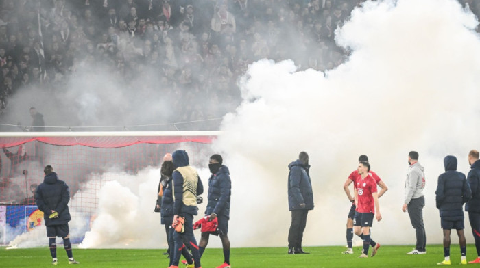 Totalni haos posle utakmice Zvezde i Lila: Policija bacila suzavac, pogledajte šok scene s lica mesta (VIDEO)