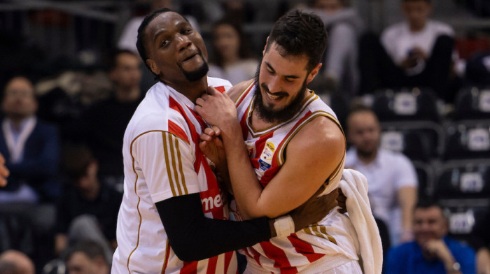 Slavlje sa navijačima: Košarkaši Zvezde spremni za finale (VIDEO)