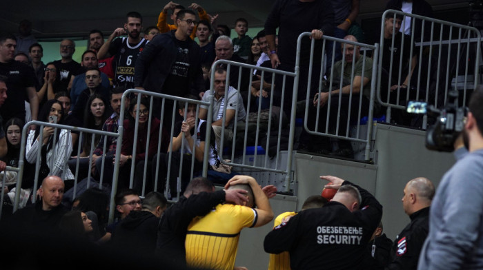 Skandalozan prekid u Nišu! Sudije napustile teren zbog navijača Partizana (VIDEO)